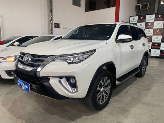 TOYOTA HILUX SW4 2.8 SRX 4X4 7 LUGARES 16V TURBO INTERCOOLER DIESEL 4P AUTOMÁTICO TOYOTA HILUX SW4 2.8 SRX 4X4 7 LUGARES 16V TURBO INTERCOOLER DIESEL 4P AUTOMÁTICO